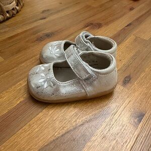 See Kai Run Metallic Cream Mary Jane Shoes with Floral Applique